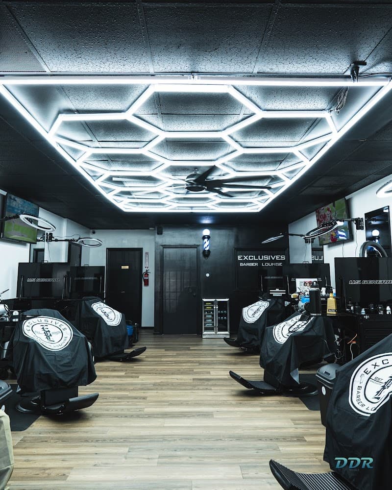 EXCLUSIVES BARBER LOUNGE